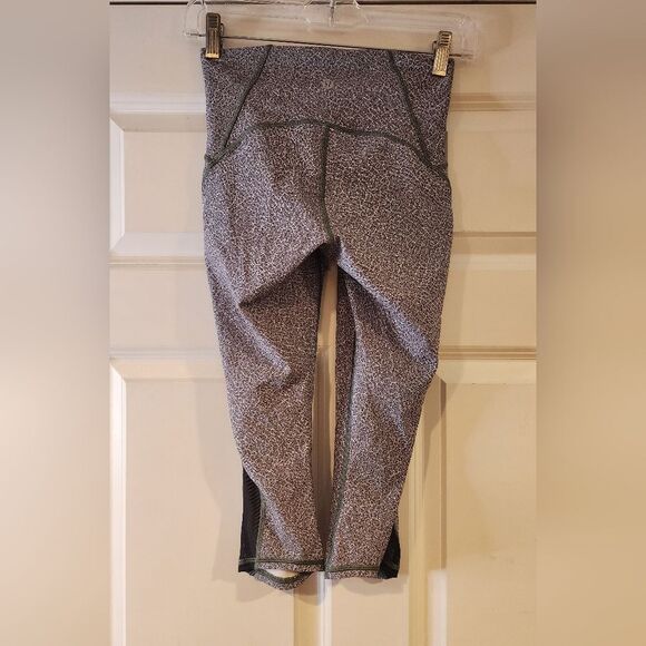Lululemon gray and black mesh side cropped leggings size 4 - Picture 5 of 5